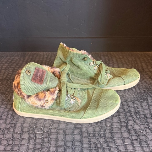 TOMS Canvas Chukka High-Low Ankle Boot Shoe Green Faux Leopard Fur Lined
US 10 - Picture 5 of 11
